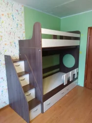 Кровать Юниор 1 (без бортика) корпус Венге фасады Белое дерево