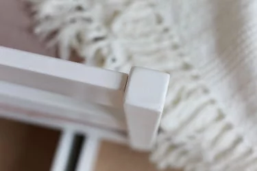 Детская кровать в белом цвете