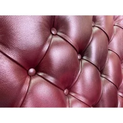 Диван с деревянными ножками Амати стеганый в натуральной коже Бордовый