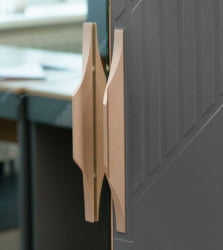 Шкаф трехдверный с зеркалом (лев/прав) Монако 902.12 Дуб Вотан Графит