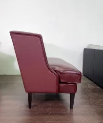 Диван с деревянными ножками Амати в натуральной коже Бордовый