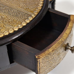 Столик Сеcрет Де Маисон 3 СЛОНА ( мод. НД-005) дерево манго/латунная чеканка, Диа 48. В 19 см, этническая роспись / Secret De Maison SLONA mod. ND-005) Dia