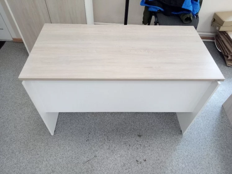 Стол прямой Дека ЛДСП каркас 75.06.12 Дуб Сантана светлый/Белый / Deka_1