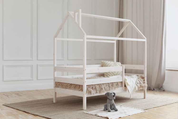 Кровать-домик в колерованном масле_0