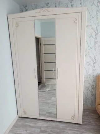 Шкаф трехдверный с зеркалом Версаль 99.12 Сосна Астрид Ваниль_2